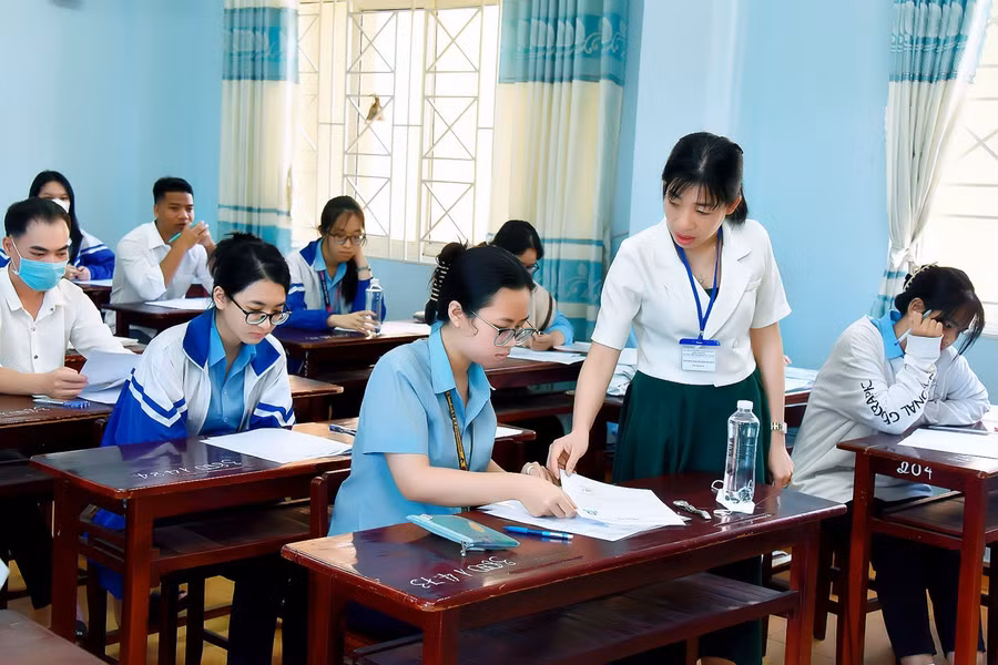 Cán bộ coi thi tại điểm thi Trường THPT chuyên Hùng Vương (TP. Pleiku) kiểm tra lại thông tin của thí sinh khi vào phòng thi. Ảnh: Đức Thụy