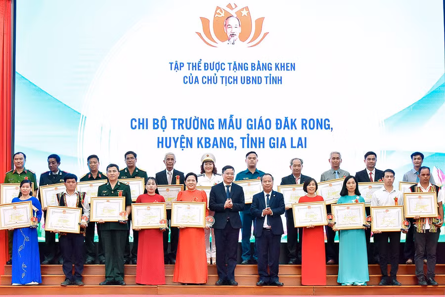 Tuyên dương 21 tập thể có thành tích xuất sắc trong học tập và làm theo tư tưởng, đạo đức, phong cách Hồ Chí Minh từ năm 2021 đến năm 2024. Ảnh: Đ.T