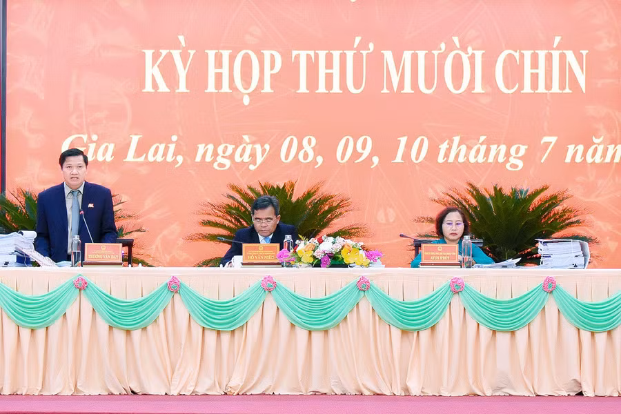 Chủ tọa điều hành phiên làm việc chiều 8-7, kỳ họp thứ 19 HĐND tỉnh Gia Lai khóa XII. Ảnh: Đ.T