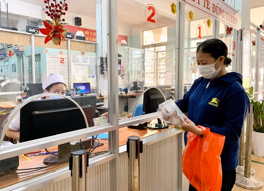 Người bệnh có thẻ bảo hiểm y tế nhưng sử dụng các dịch vụ khám-chữa bệnh không thuộc phạm vi thanh toán của Quỹ Bảo hiểm y tế mà không phải là dịch vụ khám-chữa bệnh theo yêu cầu là đối tượng áp dụng của Nghị quyết này. Ảnh: N.N
