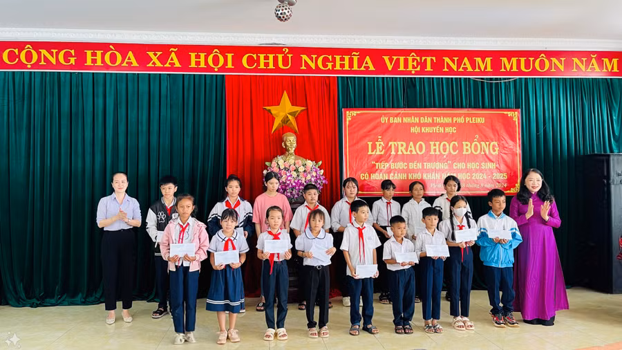 Hội Khuyến học TP. Pleiku trao học bổng "Tiếp bước đến trường" cho học sinh khó khăn. Ảnh: B.B