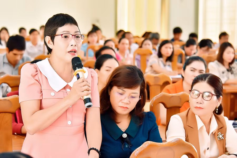 Cử tri tham gia ý kiến tại hội nghị. Ảnh: Đ.T Cử tri tham gia ý kiến tại hội nghị. Ảnh: Đ.T