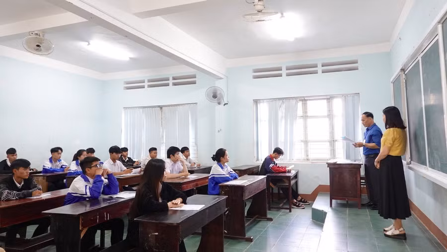 Thí sinh điểm thi Trường THPT Lê Lợi (TP. Pleiku) nghe phổ biến quy chế thi kỳ thi tốt nghiệp THPT năm 2024. Ảnh: Mộc Trà