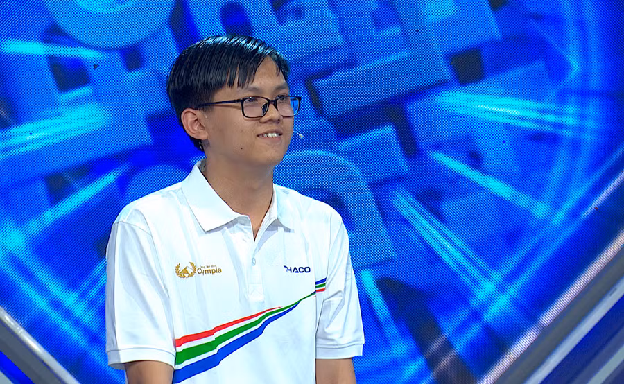 Nụ cười hạnh phúc của nam sinh Gia Lai Nguyễn Quốc Nhật Minh khi là "nhà leo núi" cuối cùng góp mặt ở vòng thi tháng 3, quý II Đường lên đỉnh Olympia năm thứ 24. Ảnh: VTV cung cấp