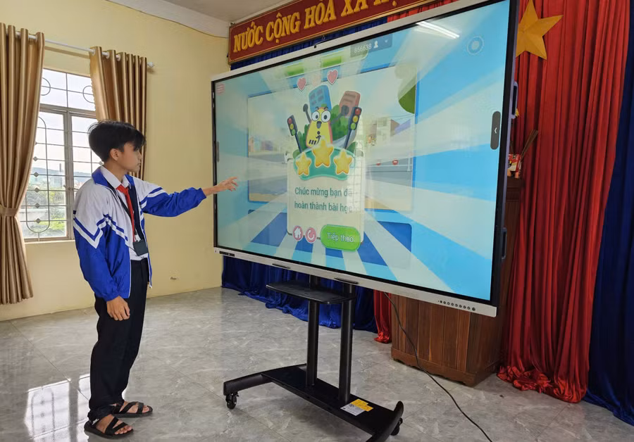 Học sinh Trường THCS Nguyễn Viết Xuân trải nghiệm màn hình tương tác Smart Educational AIO machine. Ảnh: B.B