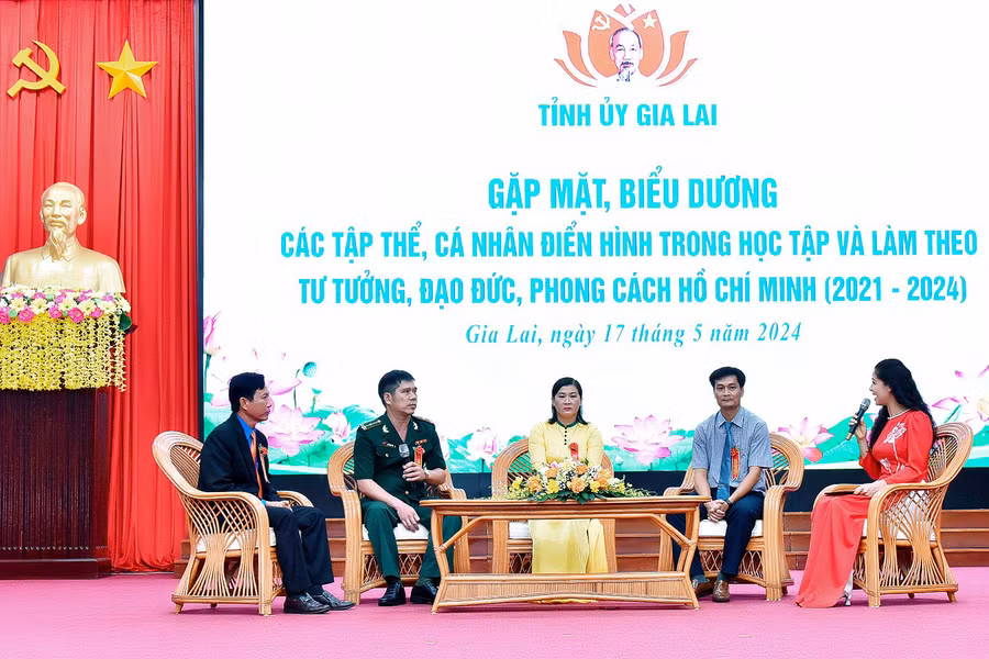 Giao lưu với các cá nhân, tập thể điển hình về học tập và làm theo Bác giai đoạn 2021-2024 tại chương trình. Ảnh: Đ.T