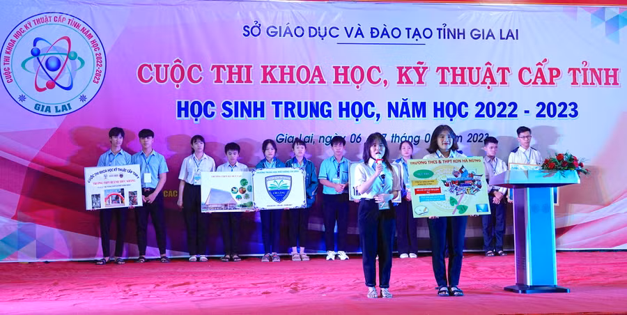 Học sinh Gia Lai tham gia cuộc thi Khoa học kỹ thuật cấp tỉnh năm học 2022-2023. Ảnh: Mộc Trà Học sinh Gia Lai tham gia cuộc thi Khoa học kỹ thuật cấp tỉnh năm học 2022-2023. Ảnh: Mộc Trà