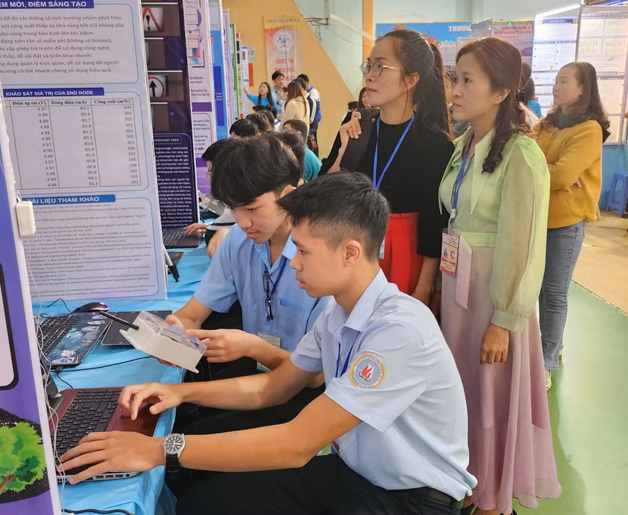 Cuộc thi năm nay có 75 dự án thuộc 30 trường THPT và 10 phòng GD-ĐT tham gia “tranh tài”. Ảnh: Mộc Trà