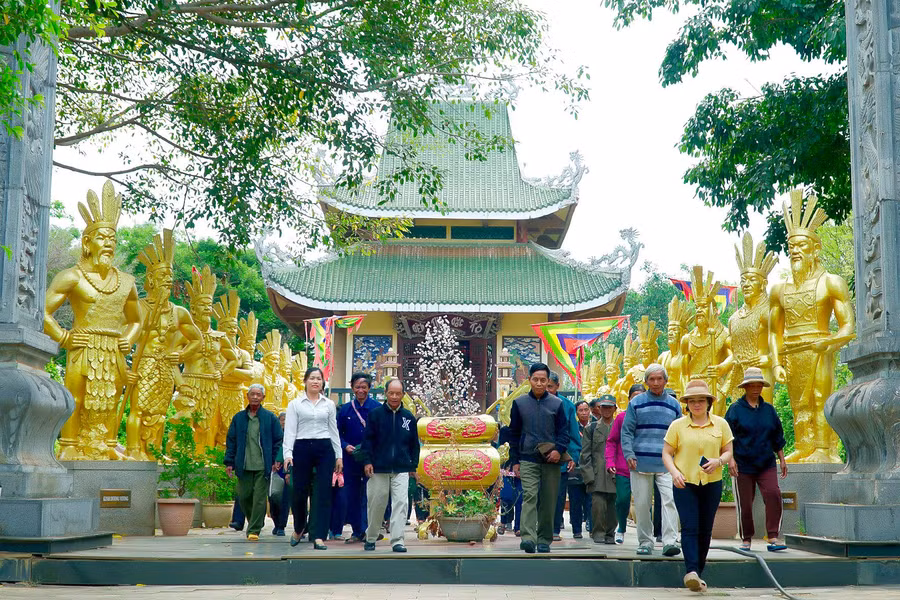 Đây là một trong những hoạt động thường niên ý nghĩa, góp phần bảo tồn và phát huy di sản văn hóa phi vật thể về tín ngưỡng thờ cúng Vua Hùng của dân tộc Việt Nam. Đồng thời, là dịp để các thế hệ con cháu Lạc Hồng nhớ về cội nguồn dân tộc cùng lịch sử hào hùng của đất nước; từ đó biết quý trọng, gìn giữ, dựng xây quê hương ngày càng giàu đẹp. Ảnh: Đức Thụy Đây là một trong những hoạt động thường niên ý nghĩa, góp phần bảo tồn và phát huy di sản văn hóa phi vật thể về tín ngưỡng thờ cúng Vua Hùng của dân tộc Việt Nam. Đồng thời, là dịp để các thế hệ con cháu Lạc Hồng nhớ về cội nguồn dân tộc cùng lịch sử hào hùng của đất nước; từ đó biết quý trọng, gìn giữ, dựng xây quê hương ngày càng giàu đẹp. Ảnh: Đức Thụy