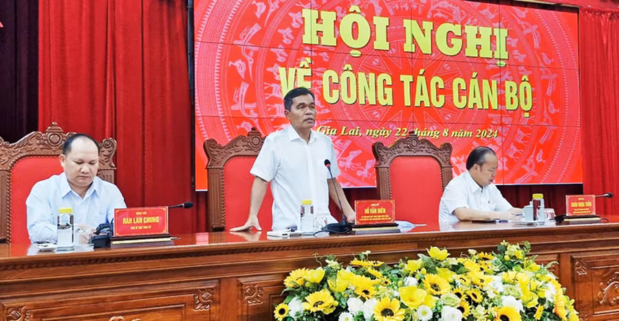 Bí thư Tỉnh ủy Hồ Văn Niên phát biểu quán triệt hội nghị. Ảnh: Vĩnh Hoàng