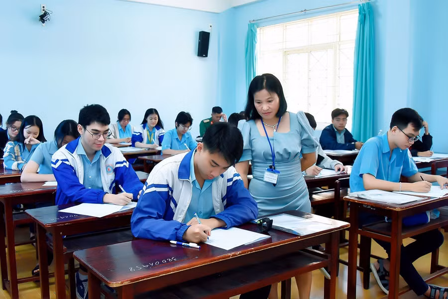 Trong buổi thi đầu tiên, tại 41 điểm thi trên địa bàn tỉnh Gia Lai không có thí sinh vi phạm quy chế thi. Ảnh: Đức Thụy
