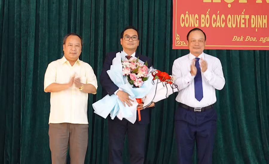 Phó Bí thư Thường trực Tỉnh ủy Châu Ngọc Tuấn (bìa trái) và Phó Chủ tịch UBND tỉnh Dương Mah Tiệp (bìa phải) trao quyết định và tặng hoa chúc mừng cho tân Phó Bí thư Huyện ủy Đak Đoa Bùi Thanh Bình. Ảnh: Mộc Trà