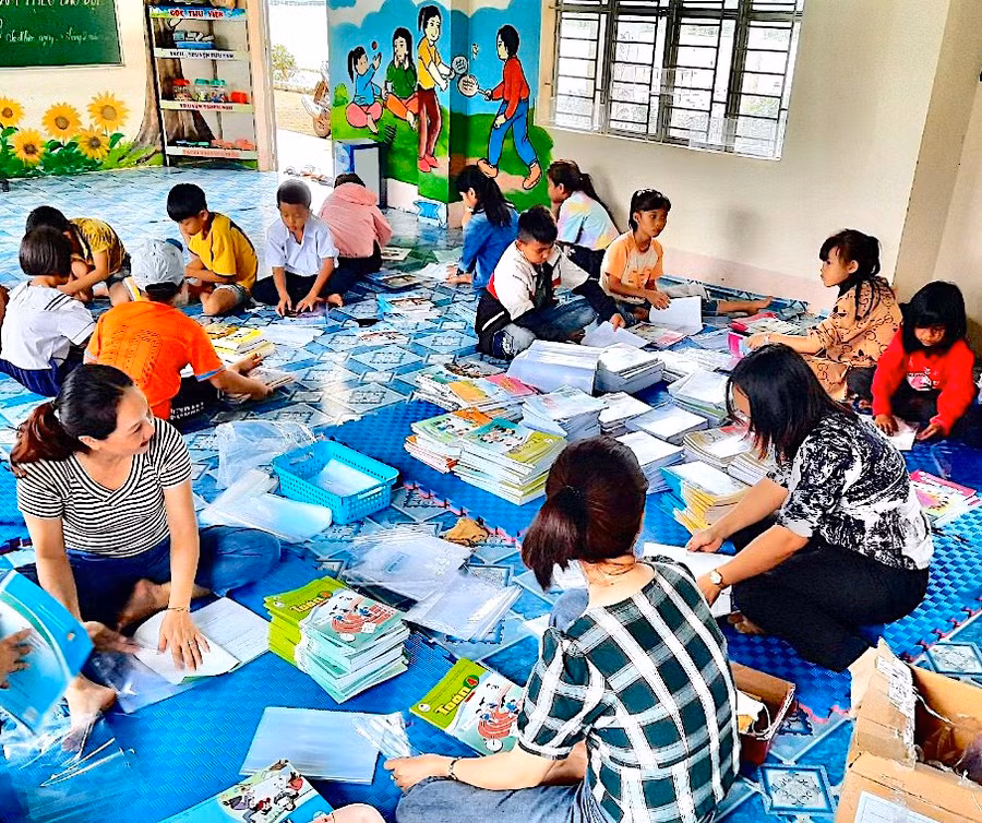 Giáo viên Trường Tiểu học Ia Nhin (xã Ia Nhin, huyện Chư Păh) chuẩn bị sách giáo khoa để tặng cho học sinh khó khăn vào đầu năm học 2023-2024. Ảnh: Mộc Trà