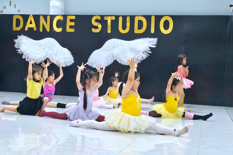 Chị Huỳnh Mai Linh (tổ 5, phường Ia Kring) luôn cho con gái Nguyễn Huỳnh Bảo Anh (váy tím, quần đỏ) tham gia tập luyện để biểu diễn trong chương trình văn nghệ mừng xuân do CLB Từ Oanh Dance Studio tổ chức. Ảnh: Mộc Trà Chị Huỳnh Mai Linh (tổ 5, phường Ia Kring) luôn cho con gái Nguyễn Huỳnh Bảo Anh (váy tím, quần đỏ) tham gia tập luyện để biểu diễn trong chương trình văn nghệ mừng xuân do CLB Từ Oanh Dance Studio tổ chức. Ảnh: Mộc Trà