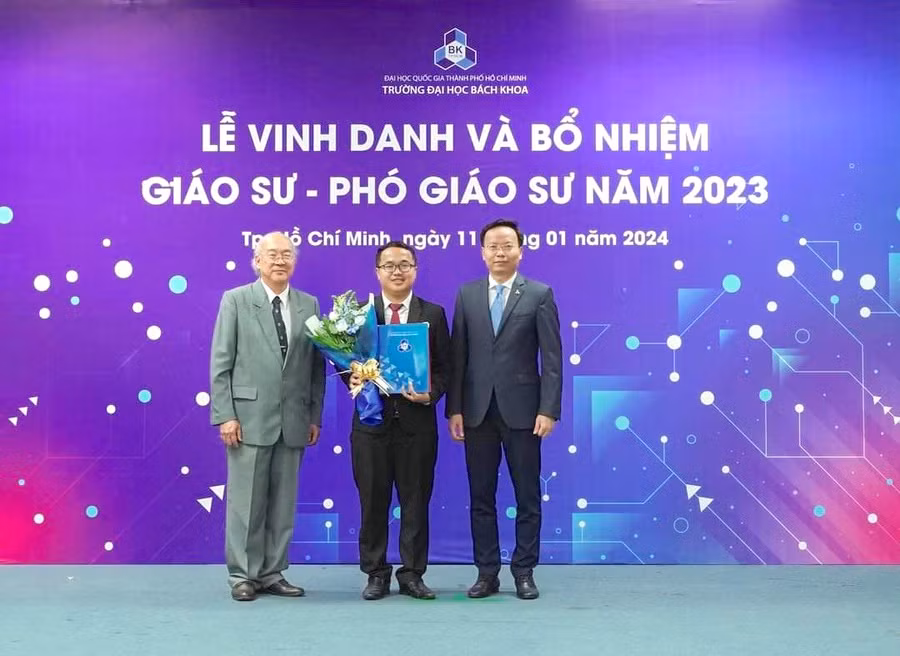 PGS.TS. Lê Thanh Long (giữa) tại lễ vinh danh và bổ nhiệm chức danh Giáo sư, Phó Giáo sư năm 2023. Ảnh: NVCC
