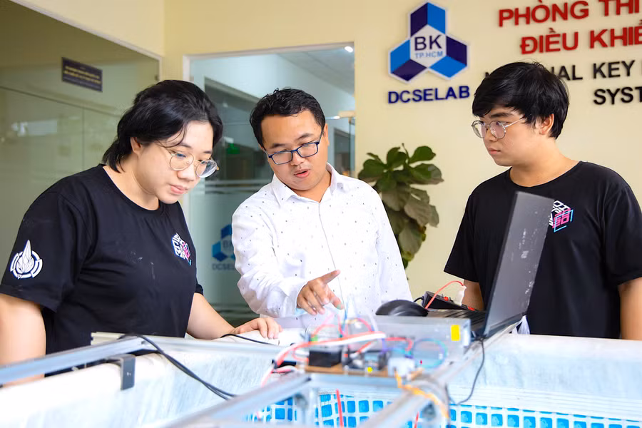 PGS.TS. Lê Thanh Long (giữa) hướng dẫn sinh viên nghiên cứu khoa học. Ảnh: NVCC
