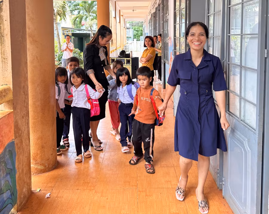 Giáo viên Trường Tiểu học Ia Phí (xã Ia Phí, huyện Chư Păh) dắt tay học sinh vào lớp. Ảnh: Nguyễn Trọng Cường