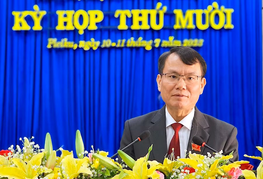 Ông Trịnh Duy Thuân-Ủy viên Ban Thường vụ Tỉnh ủy, Bí thư Thành ủy, Chủ tịch HĐND TP. Pleiku phát biểu tại kỳ họp. Ảnh: Mộc Trà