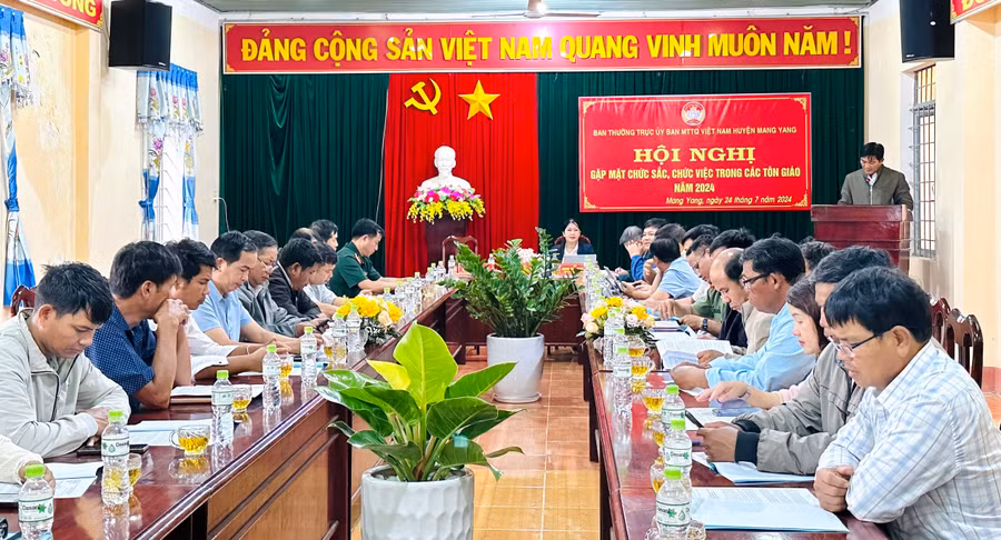 Quang cảnh buổi gặp mặt các chức sắc tôn giáo tại huyện Mang Yang. Ảnh: Ngọc Anh