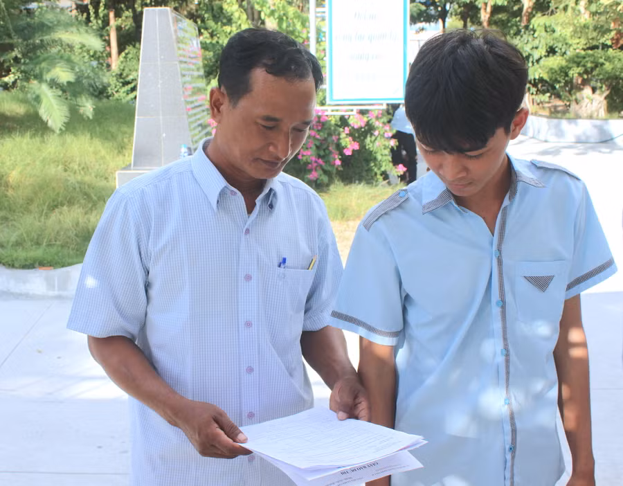 Thí sinh Rah Lan Y Hơn (bìa trái; buôn Teng, xã Uar) trao đổi bài với thí sinh sau khi hoàn thành bài thi môn Toán. Ảnh: Vũ Chi