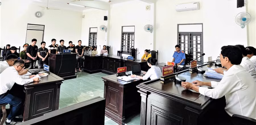 Quang cảnh phiên tòa xét xử vụ án cướp tài sản đối với 6 bị cáo. Ảnh: Nguyễn Hiền