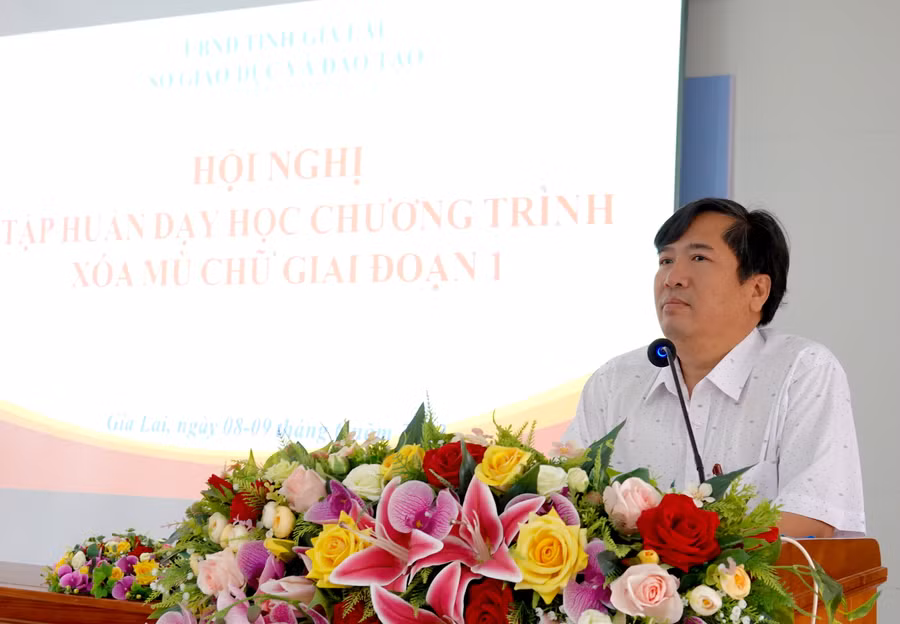 Phó Giám đốc Sở GD-ĐT Trần Bá Công phát biểu chỉ đạo tại lớp tập huấn. Ảnh: Mộc Trà