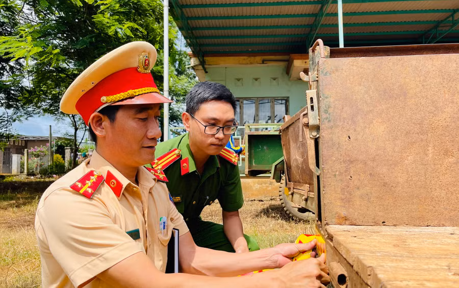 Công an TP. Pleiku dán đề can phản quang cho xe công nông. Ảnh: B.B Công an TP. Pleiku dán đề can phản quang cho xe công nông. Ảnh: B.B