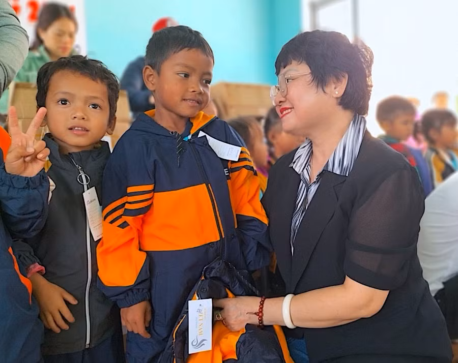 Bà Nguyễn Thị Phương Huệ-Phó Trưởng phòng Giáo dục Tiểu học và Giáo dục Mầm non (Sở GD-ĐT) tặng áo ấm cho trẻ em tại Trường Mầm non Bông Sen (xã Ya Ma, huyện Kông Chro). Ảnh: M.T Bà Nguyễn Thị Phương Huệ-Phó Trưởng phòng Giáo dục Tiểu học và Giáo dục Mầm non (Sở GD-ĐT) tặng áo ấm cho trẻ em tại Trường Mầm non Bông Sen (xã Ya Ma, huyện Kông Chro). Ảnh: M.T