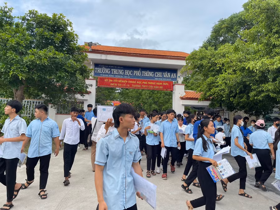 Các thí sinh tại điểm thi Trường THPT Chu Văn An (huyện Krông Pa) phấn khởi sau khi hoàn thành 2 môn thi đầu tiên. Ảnh: Vũ Chi Các thí sinh tại điểm thi Trường THPT Chu Văn An (huyện Krông Pa) phấn khởi sau khi hoàn thành 2 môn thi đầu tiên. Ảnh: Vũ Chi