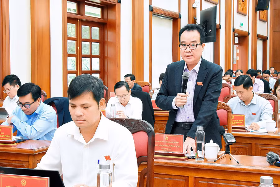 Giám đốc Sở Nông nghiệp và PTNT Lưu Trung Nghĩa lý giải về nguyên nhân diện tích trồng rừng, cây phân tán trong 6 tháng đầu năm trên địa bàn tỉnh đạt thấp. Ảnh: Đ.T