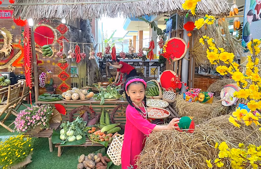 Chương trình diễn ra từ ngày 18 đến 30-1 với nhiều hoạt động vui tươi, ý nghĩa cho trẻ như: trang trí môi trường ngày Tết, mùa xuân; trải nghiệm làm bánh mứt Tết, trò chơi dân gian, văn nghệ mừng xuân, phiên chợ xuân, bé vui tất niên… Những hoạt động này sẽ giúp trẻ có nhiều kỷ niệm đẹp bên cô giáo và bạn bè trước thềm năm mới.