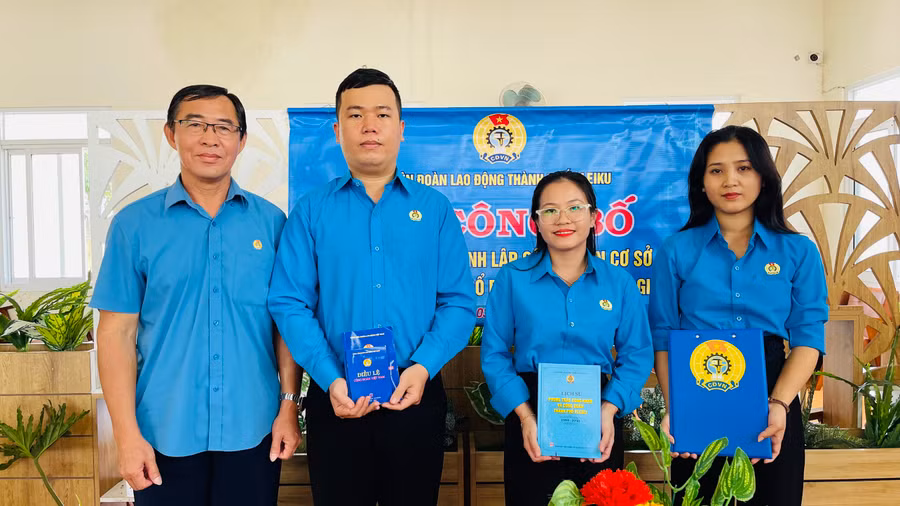 Ông Đỗ Xuân Quý-Chủ tịch LĐLĐ TP. Pleiku (bìa trái) trao quyết định thành lập CĐCS chi nhánh Công ty cổ phần Sóng Việt tại Gia Lai. Ảnh: B.B