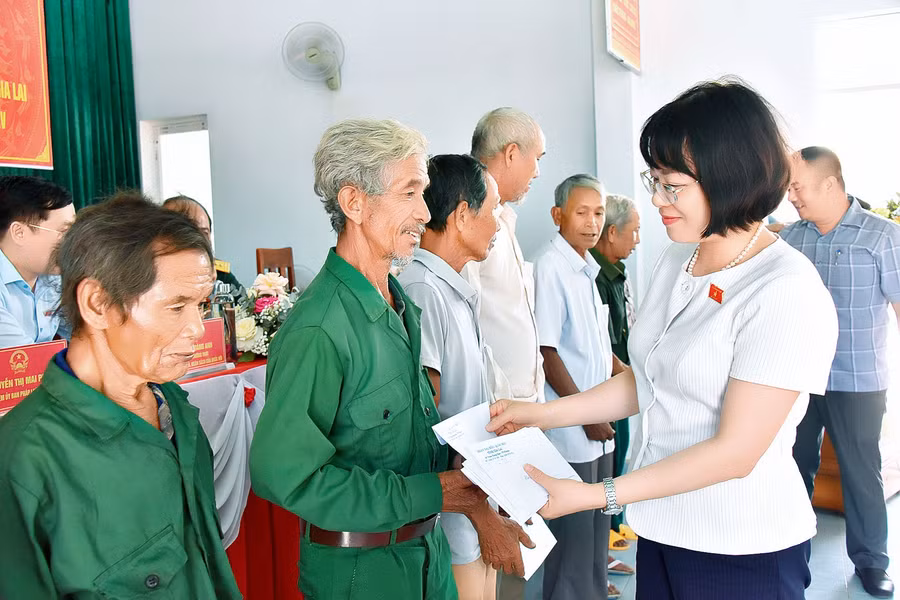 Bà Nguyễn Thị Mai Phương-Phó Chủ nhiệm Ủy ban Pháp luật của Quốc hội tặng quà cho các hộ gia đình chính sách, người có công với cách mạng tại xã Đak Jơ Ta (huyện Mang Yang). Ảnh: Đ.T Bà Nguyễn Thị Mai Phương-Phó Chủ nhiệm Ủy ban Pháp luật của Quốc hội tặng quà cho các hộ gia đình chính sách, người có công với cách mạng tại xã Đak Jơ Ta (huyện Mang Yang). Ảnh: Đ.T