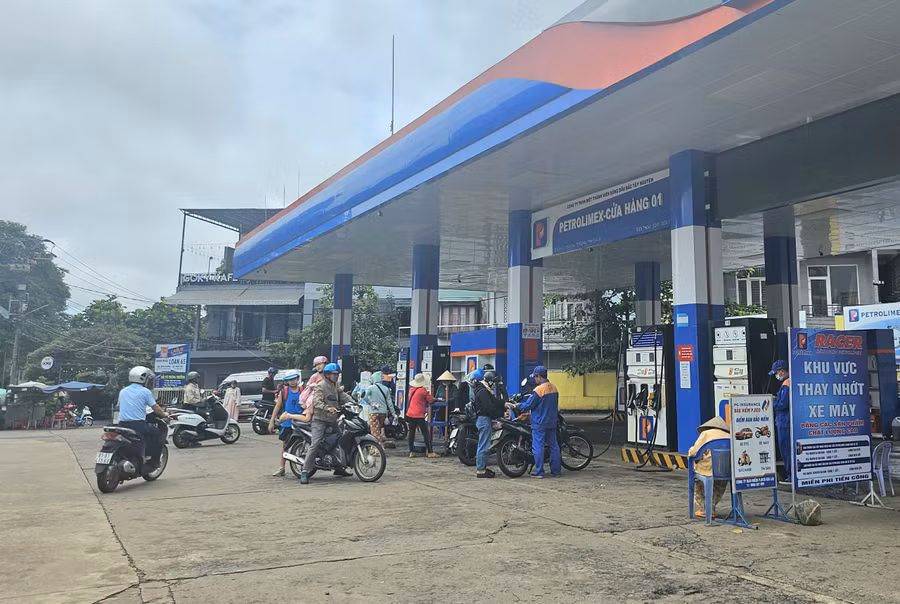 Từ chiều 19-9, giá xăng tăng nhẹ từ 51-127 đồng/lít, trong khi một số mặt hàng dầu giảm từ 122-239 đồng/lít. Ảnh: Mộc Trà Từ chiều 19-9, giá xăng tăng nhẹ từ 51-127 đồng/lít, trong khi một số mặt hàng dầu giảm từ 122-239 đồng/lít. Ảnh: Mộc Trà