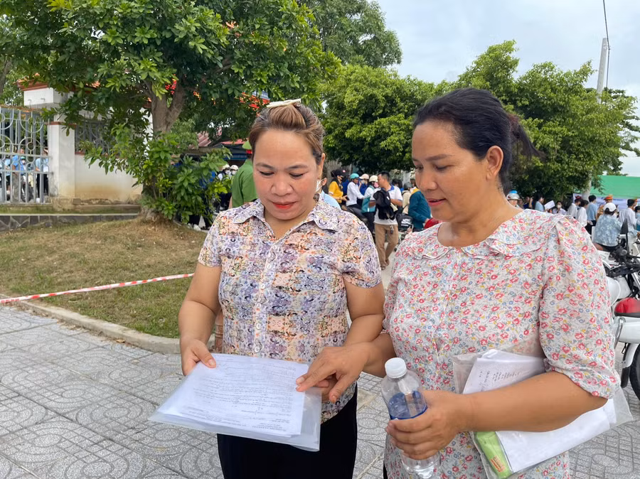Chị Siu H'Binh (bìa phải) và chị Kpă H'Koă-cùng là giáo viên Trường Mầm non xã Đất Bằng (huyện Krông Pa) phấn khởi sau khi hoàn thành 2 môn thi đầu tiên của kỳ thi tốt nghiệp THPT năm 2024. Ảnh: Vũ Chi