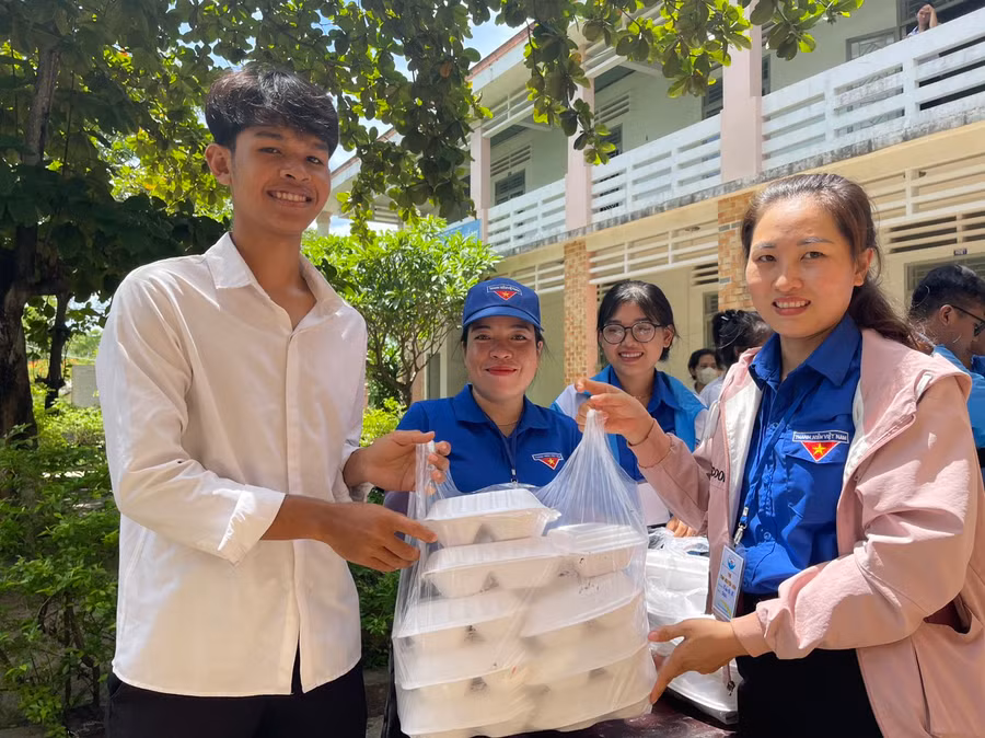 Các tình nguyện viên hỗ trợ thí sinh Trường THPT Phan Chu Trinh (huyện Ia Pa) suất cơm trưa. Ảnh: Vũ Chi