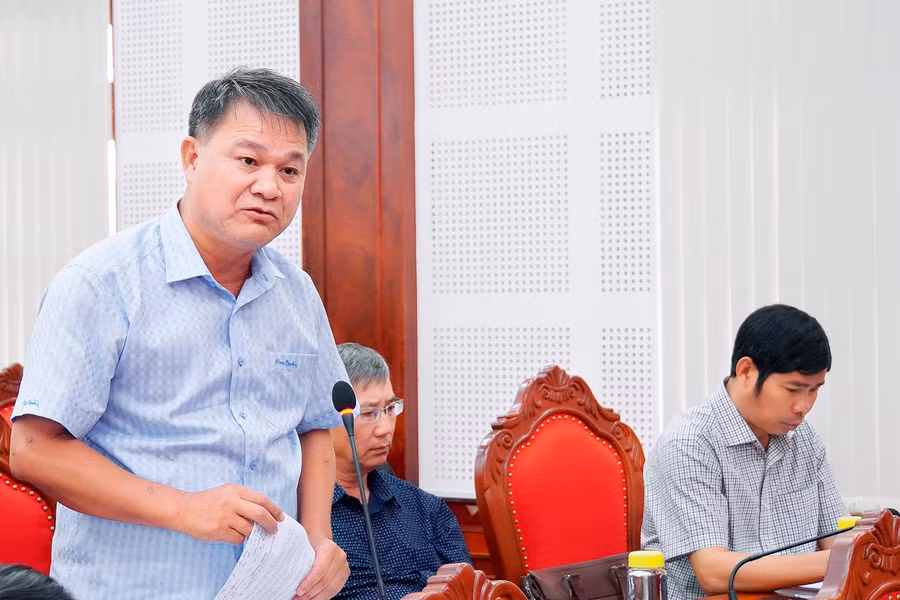 Bí thư Huyện ủy Chư Prông Đinh Văn Dũng bày tỏ lo lắng trước tình trạng người dân phát triển "nóng" diện tích sầu riêng và chanh dây. Ảnh: Đức Thụy