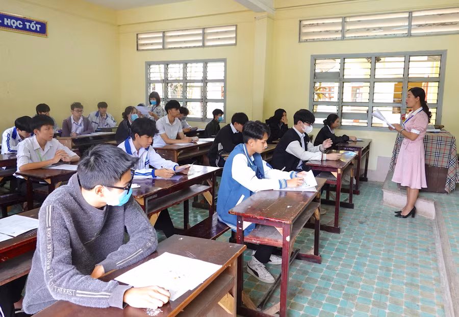 Thí sinh nghe phổ biến Quy chế thi và những lưu ý khi tham gia kỳ thi. Ảnh: Mộc Trà