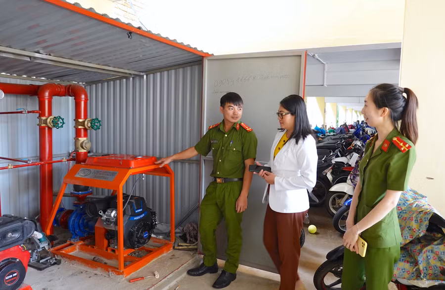 Lực lượng chức năng kiểm tra hệ thống phòng cháy-chữa cháy tại Trường THPT Phan Bội Châu (TP. Pleiku). Ảnh: Mộc Trà