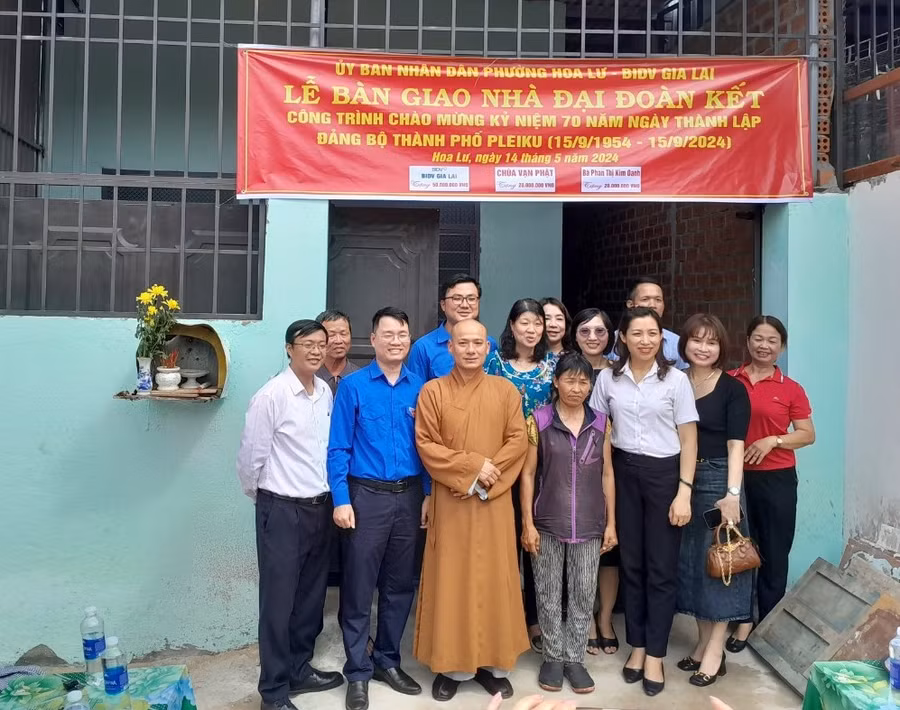 Bàn giao nhà "Đại đoàn kết" cho hộ nghèo tại phường Hoa Lư, TP. Pleiku. Ảnh: Ngọc Anh