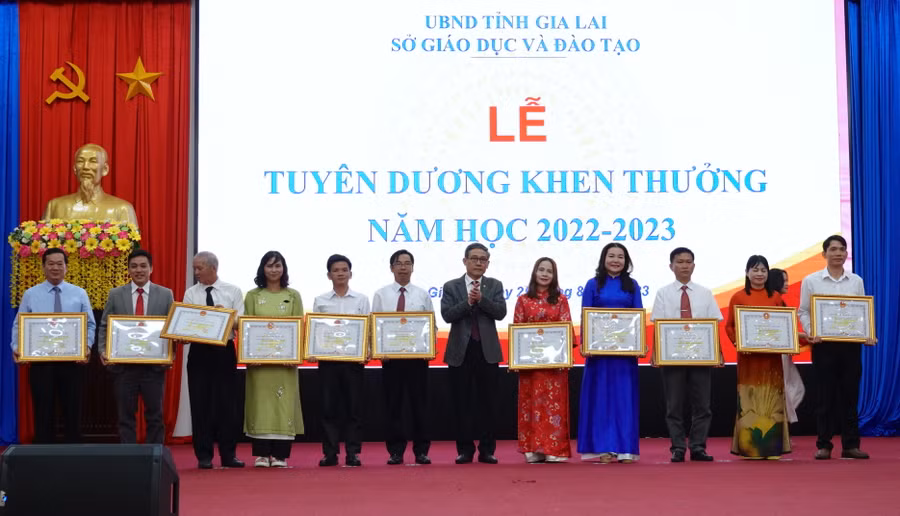 Giám đốc Sở GD-ĐT Lê Duy Định tặng bằng khen của UBND tỉnh cho các Tập thể Lao động xuất sắc tại lễ tuyên dương, khen thưởng năm học 2022-2023 diễn ra vào ngày 25-8. Ảnh: Mộc Trà