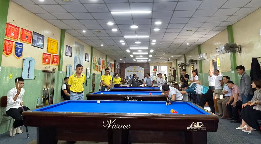 Các cơ thủ tranh tài ở Giải Vô địch Billiards Carom mở rộng năm 2024. Ảnh: T.M