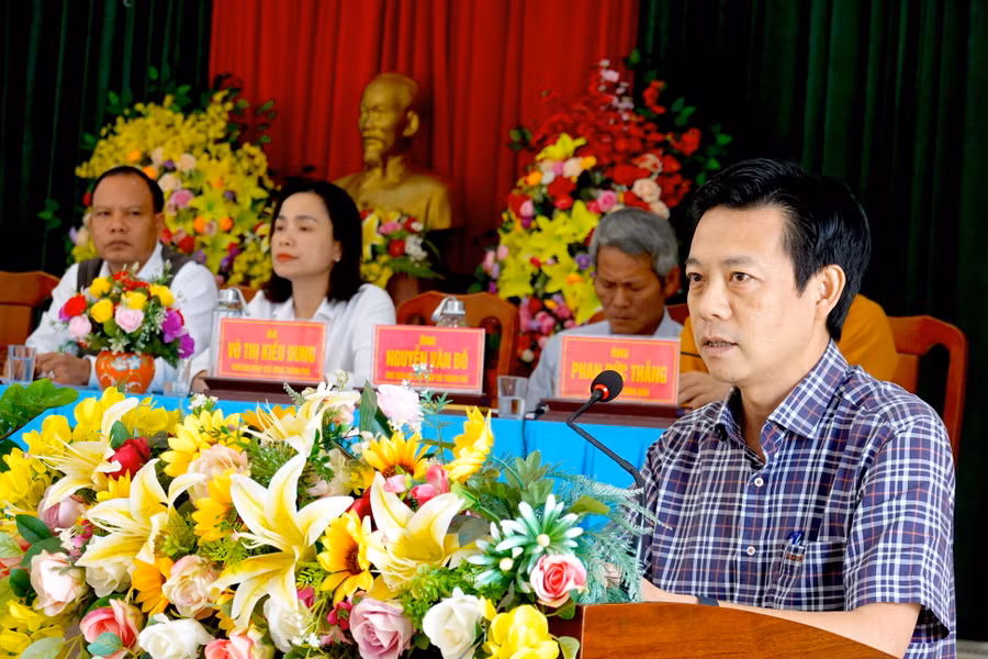 Ông Đỗ Việt Hưng-Phó Bí thư Thành ủy, Chủ tịch UBND TP. Pleiku trả lời một số ý kiến, kiến nghị của cử tri thuộc thẩm quyền. Ảnh: Mộc Trà