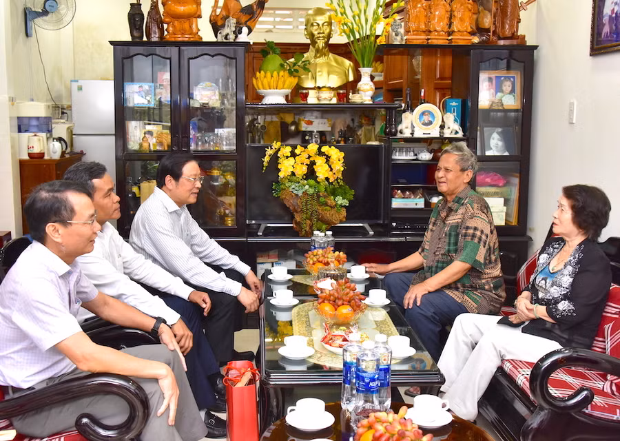 Đoàn đến thăm, tặng quà gia đình Thương binh Trần Thị Ánh Hừng (bìa phải; trú tại phường Diên Hồng, TP. Pleiku). Ảnh: Đức Thụy Đoàn đến thăm, tặng quà gia đình Thương binh Trần Thị Ánh Hừng (bìa phải; trú tại phường Diên Hồng, TP. Pleiku). Ảnh: Đức Thụy