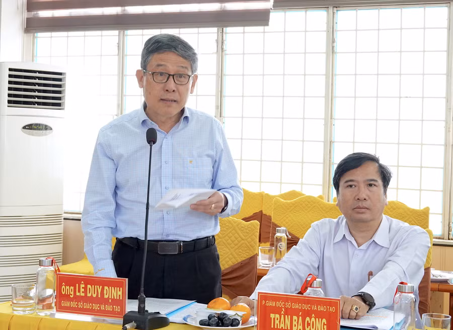 Giám đốc Sở GD-ĐT Lê Duy Định giải trình, làm rõ một số nội dung liên quan với đoàn giám sát. Ảnh: Mộc Trà