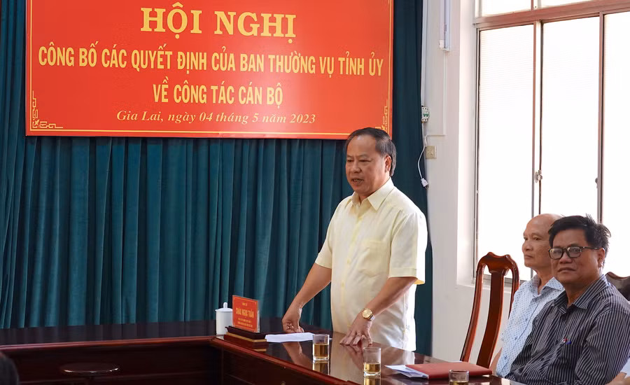 Phó Bí thư Thường trực Tỉnh ủy Châu Ngọc Tuấn phát biểu giao nhiệm vụ cho 2 tân Phó Trưởng ban Tổ chức Tỉnh ủy. Ảnh: Mộc Trà