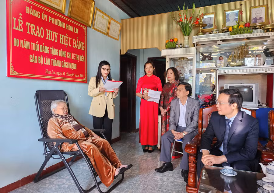 Đại diện lãnh đạo Ban Tổ chức Thành ủy Pleiku đã thông qua quyết định tặng Huy hiệu 80 năm tuổi Đảng của Ban Thường vụ Tỉnh ủy cho đảng viên Lê Thị Hiến. Ảnh: Mộc Trà Đại diện lãnh đạo Ban Tổ chức Thành ủy Pleiku đã thông qua quyết định tặng Huy hiệu 80 năm tuổi Đảng của Ban Thường vụ Tỉnh ủy cho đảng viên Lê Thị Hiến. Ảnh: Mộc Trà