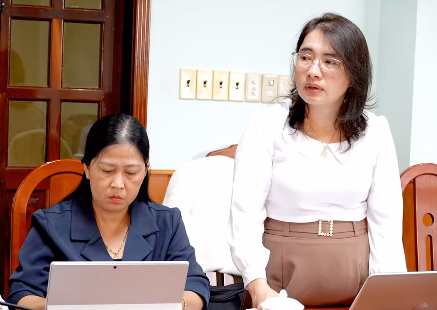 Lãnh đạo Phòng Tài chính-Kế hoạch huyện Mang Yang báo cáo tình hình thực hiện Nghị quyết số 05/2021/NQ-HĐND trên địa bàn huyện. Ảnh: Mộc Trà
