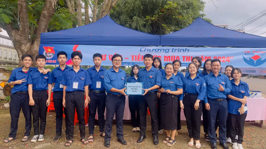 Thành Đoàn Pleiku động viên các tình nguyện viên tham gia chương trình "Tư vấn-Tiếp sức mùa thi". Ảnh: Phan Lài