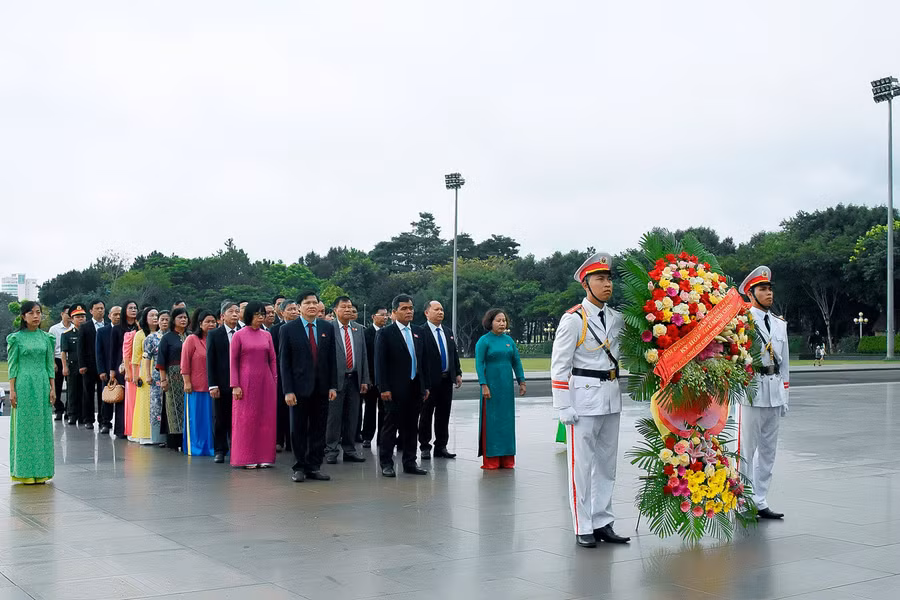 Các đại biểu HĐND tỉnh dâng hoa trước Tượng đài Bác Hồ với các dân tộc Tây Nguyên tại Quảng trường Đại Đoàn Kết (TP. Pleiku). Ảnh: Đ.T